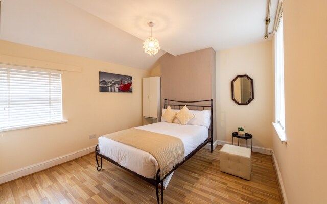 Captivating 5-bed House in Liverpool With Parking