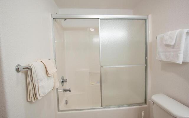 Quiet River *30 Day Minimum 4 Bedroom Townhouse by RedAwning