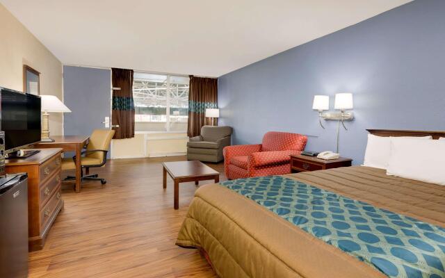 Days Inn by Wyndham Montgomery Near AUM
