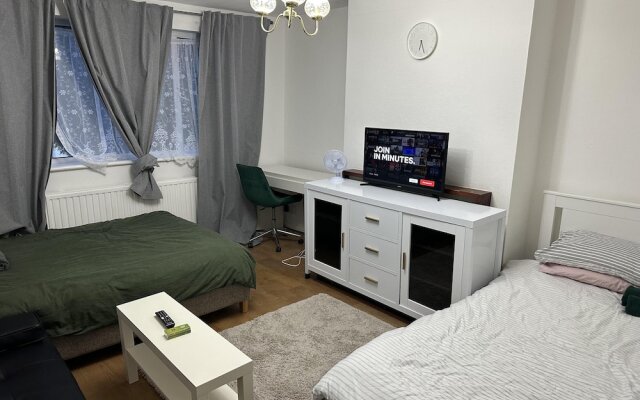 Great 5-bed Wembley Home 25min From Central London