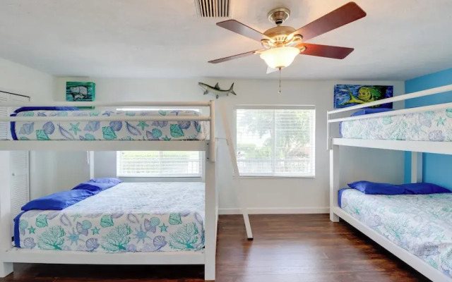 Walk to Beach: Waterfront Home in Marathon!