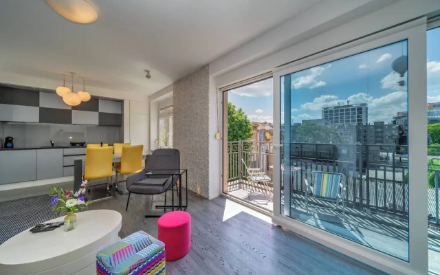 Silver Apartment With Hot Tub And Balcony