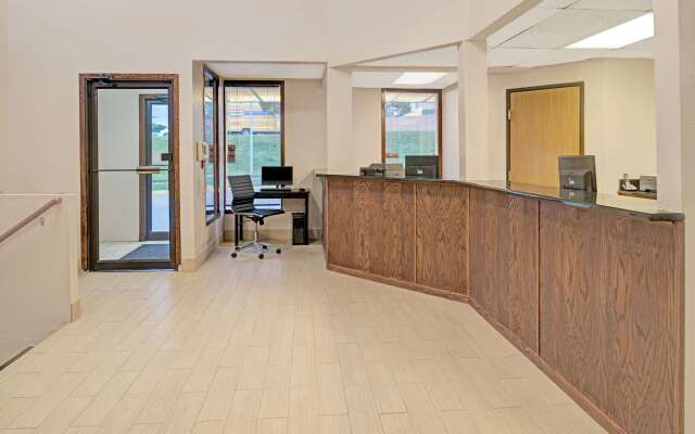 Super 8 by Wyndham Omaha I-80 West