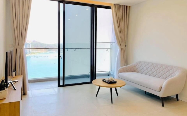 Luxury Scenia Bay Apartment with Seaview
