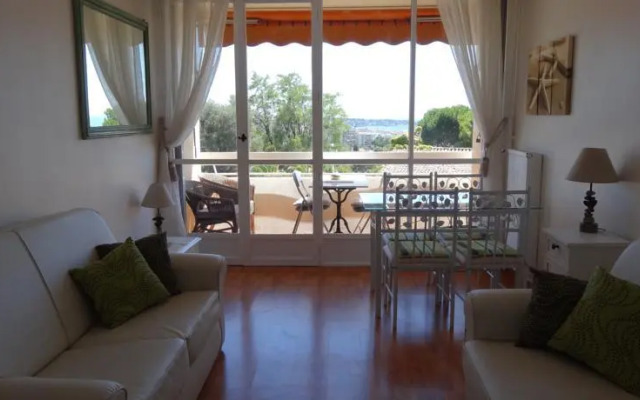 2 Bedroom Modern Apartment in Antibes with Sea View