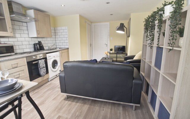 Short Stay Bristol - Church Apartment