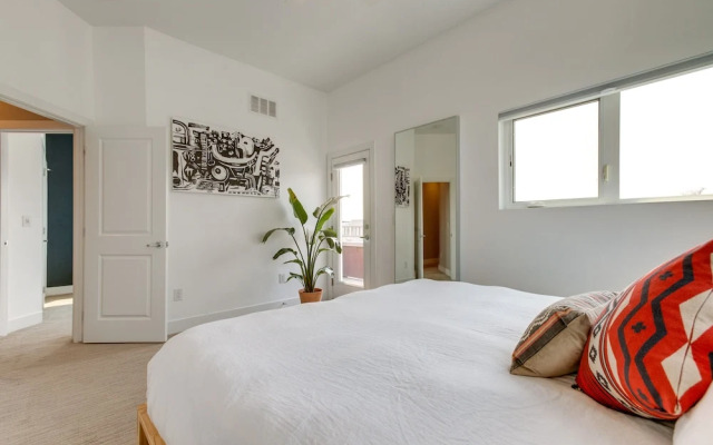 Modern Denver Townhome w/ Rooftop Terrace!