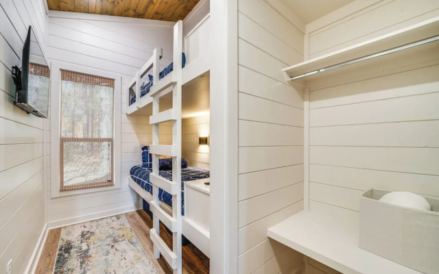 Chic Forest Hideaway in Broken Bow w/ Hot Tub
