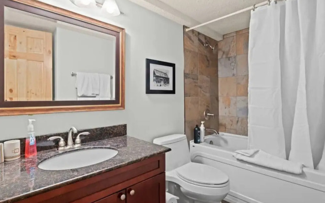 SPACIOUS 3,000 sq2 Luxury Home | PRIVATE Pool & Hot Tub | STEPS to Kinsmen Beach