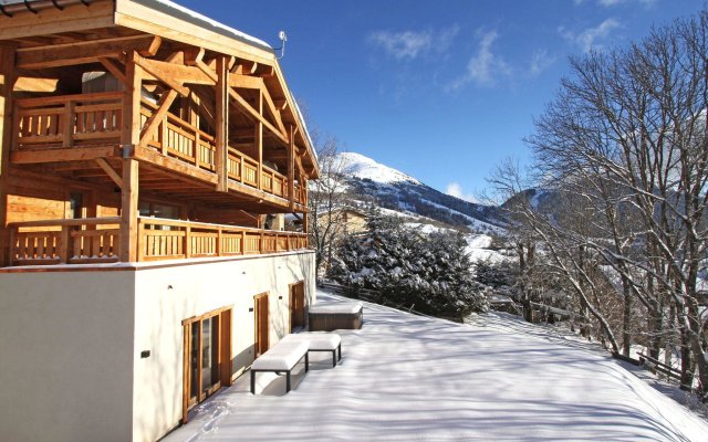 Luxury apartment with a hot tub in the heart of Huez Village