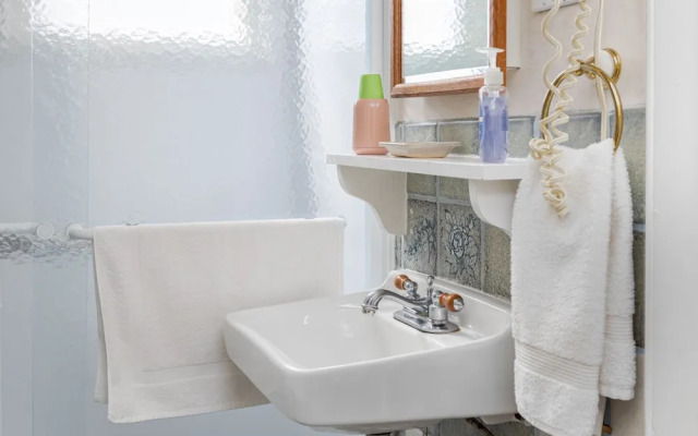 Antoinette's Apartments & Suites