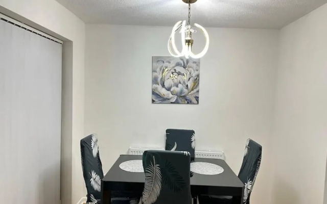 Entire Beautiful 2 Bedroom House With Free Parking Manchester