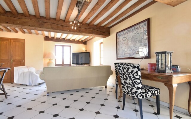 Vintage Farmhouse in Vinzelles with Pool
