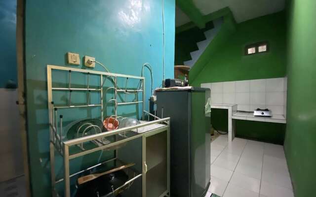 SPOT ON 91343 Kartika Guest House SyariahNearPantai Stres