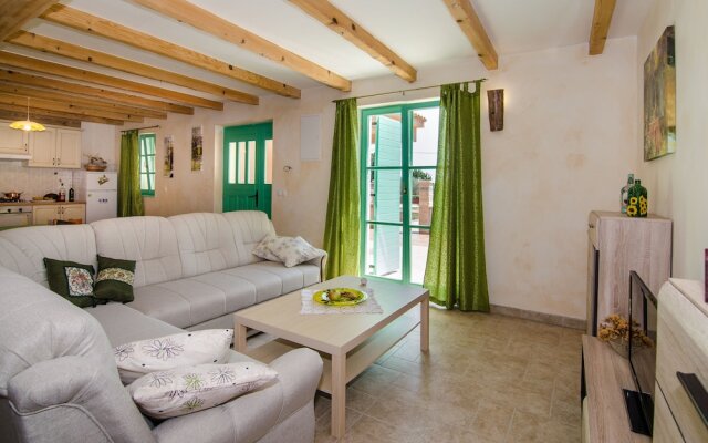House Ulika - Freshly Renovated, Unique & Rural Style