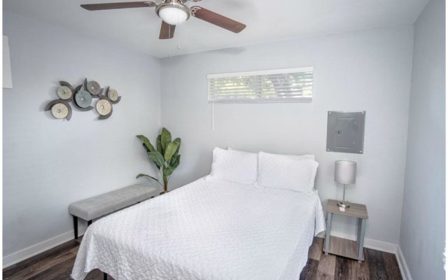 Remodeled Historic 1BR1BA House Near Downtown