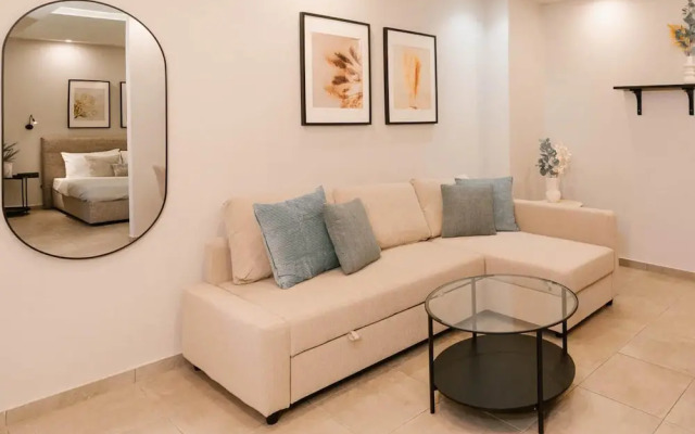 Phaedrus Living: City Center Zenonos Suite