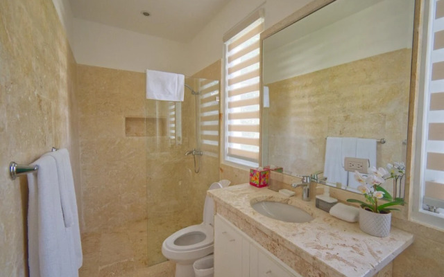 Fantastic 8-bedroom Golf-front Mansion Near the Beach