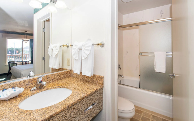 Emerald Dolphin Inn & Mini Golf