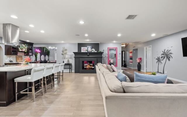 Desert Diva Hideaway - Sleeps 14