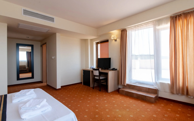 Hotel Oxford Inn & Suites