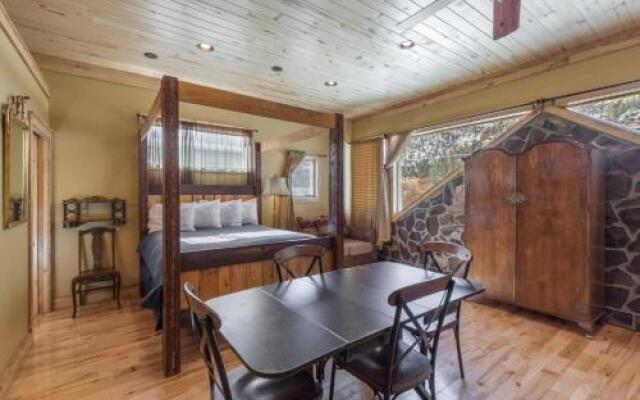 Lotus Mountain Suites West Suite