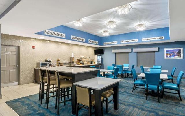 La Quinta Inn And Suites Phoenix I-10 West