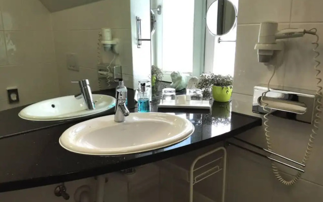 \"country House Flair\"