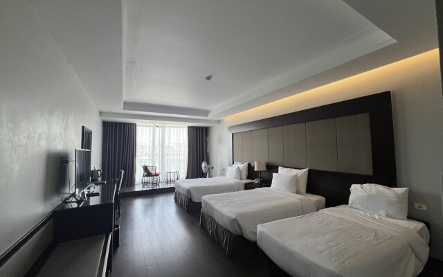 Moon Halo Hotel
