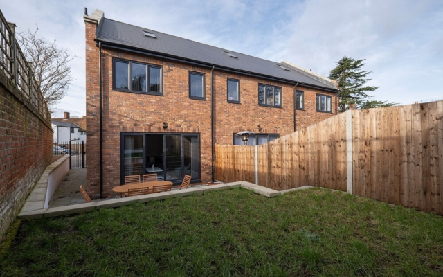 Modern 4 Bedroom House with Parking