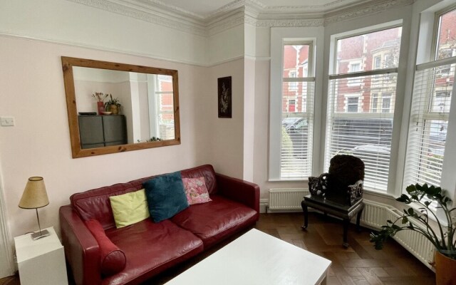 Colourful 3BD Home With Garden in Southville