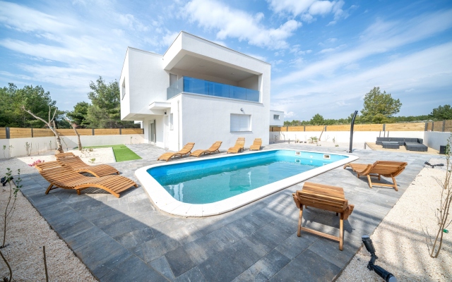Amazing Pool Villa Nika