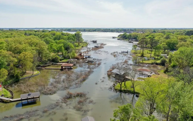 Cedar Creek Reservoir Home w/ Deck & Fire Pit!