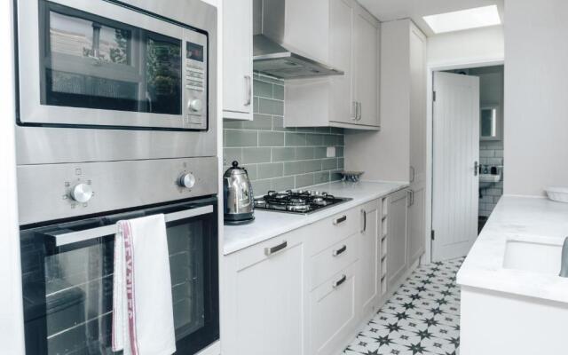 The Dragonfly - Central 2 bedroom house