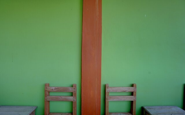 OYO 92896 Hotel Sahabat Syariah Near Plasa Telkom Bawean
