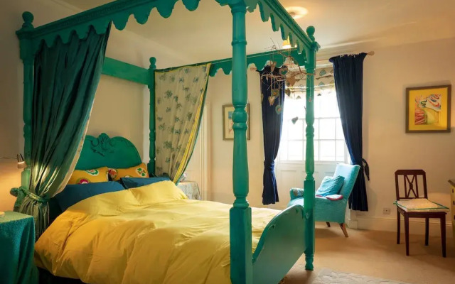 Artsy 5-bed House w/ Garden
