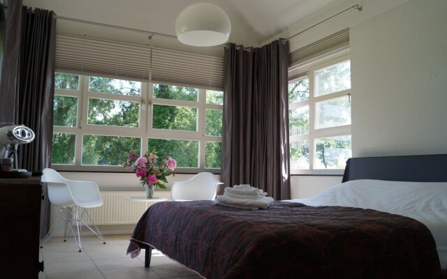 Luxurious, Detached Holiday Home Right by the Water