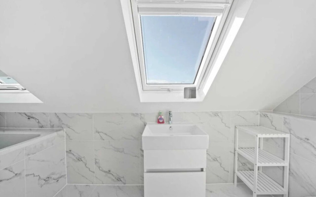Gorgeous 3 Bedroom Duplex Apartment in West London