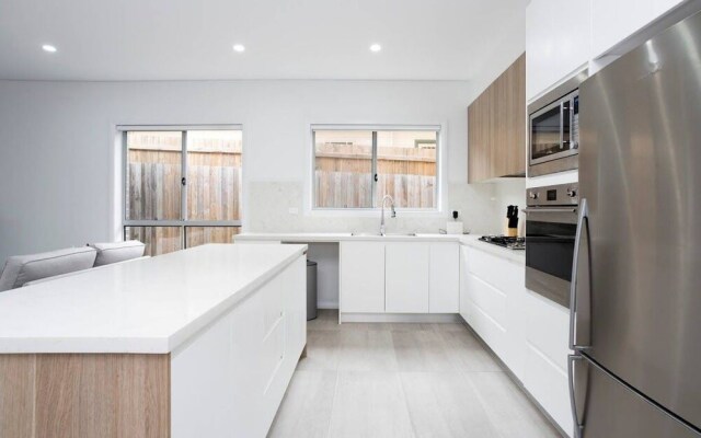 5 Bedroom Sydney Mansion with Parking