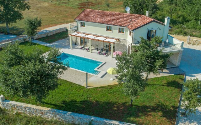 Newly Built Villa In A Secluded Location With A Pool For 8 People