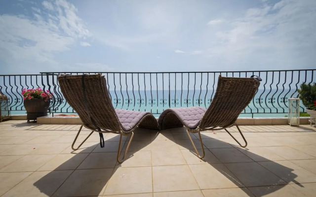 Poseidon Seafront Apartment by Rentalspro