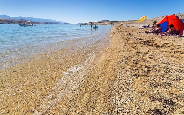 Apartment Uga2 - 70m from the beach: A2-prizemlje Mandre, Island Pag