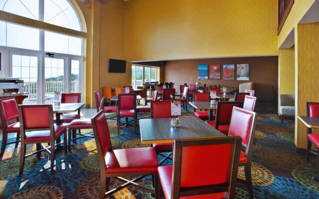 Holiday Inn Express & Suites Petoskey by IHG