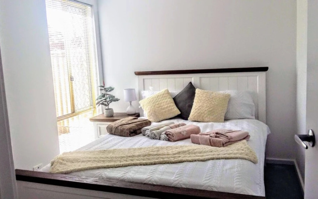 Camelias Boutique Cottage in Dianella – Guest Rooms – Perth