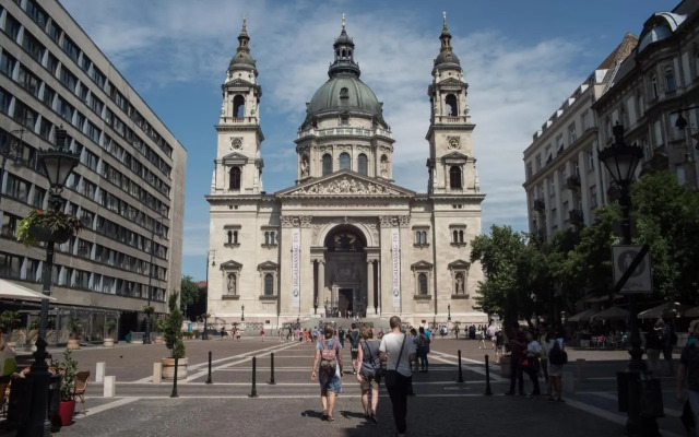 Ariel Studio Close to St. Stephen Basilica