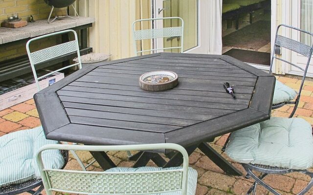 Seaside Holiday Home for 4 in Askeby