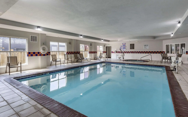 Quality Inn & Suites I-35 E / Walnut Hill