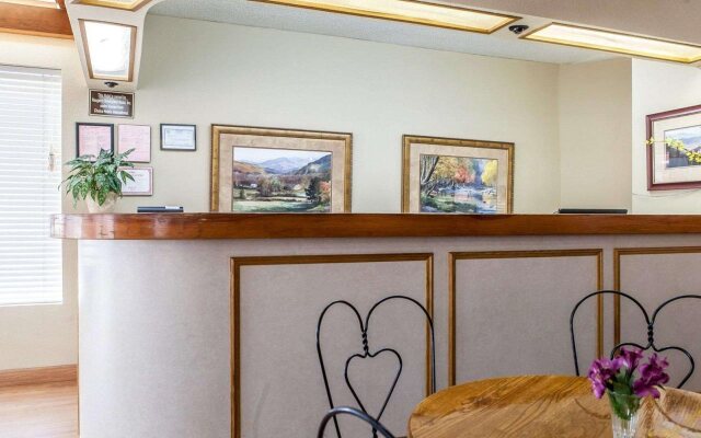 Econo Lodge Inn & Suites On The River