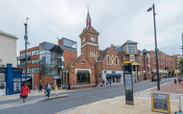 Remarkable Richmond Home By The Tube Station