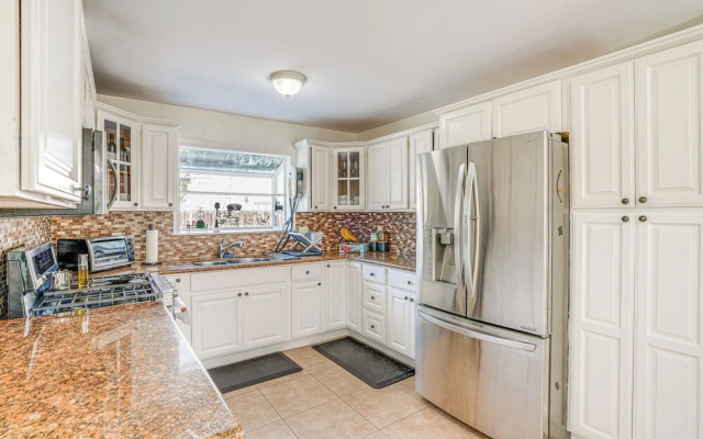 Charming Oakland Home W Fireplace & Deck